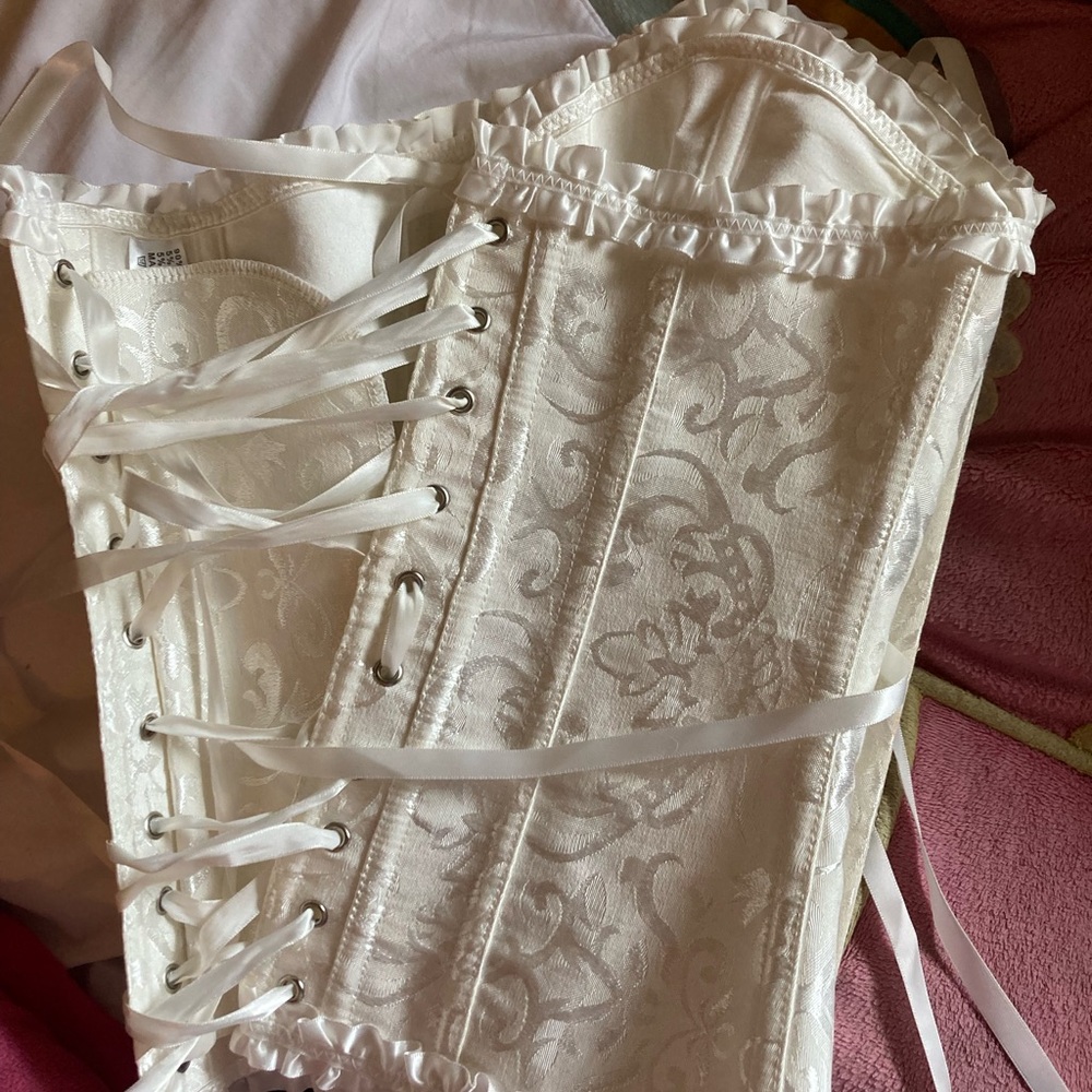 Elegant White Lace-Up Corset